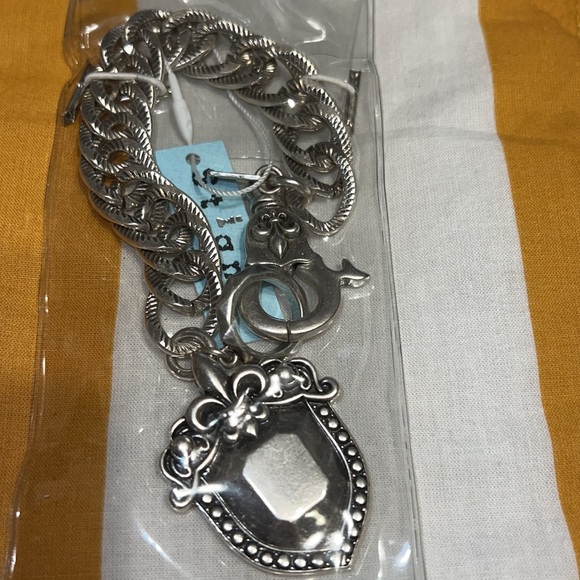 New Men’s Stigma Silver Tone Shield Toggle Bracelet Oxidized Effect 9 Inches - Picture 3 of 9